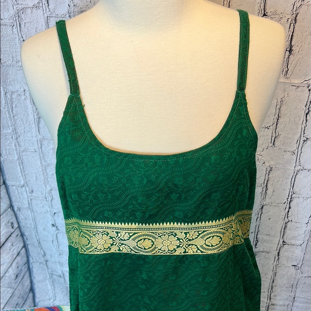 Elegant Green Dress with Gold Accents - Picture 4 of 6